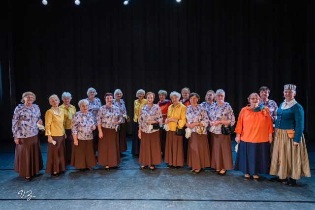 Senioru deju kolektīvs "Jautrās vecmāmiņas"